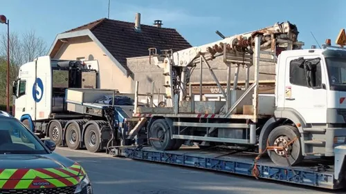 Un pont SNCF heurté par un convoi exceptionnel