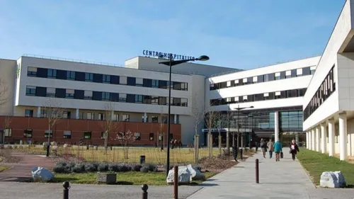 Appelez le 15 avant de vous rendre aux urgences .