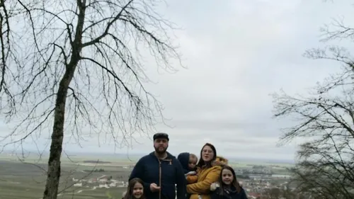 Ils parcourent la Champagne en famille.