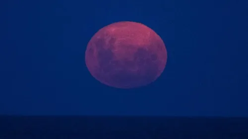 La dernière "super Lune" de l'année sera visible dans la nuit de...