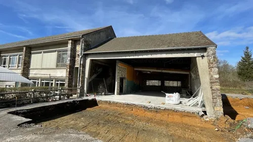 Des élèves évacués après un glissement de sol.  