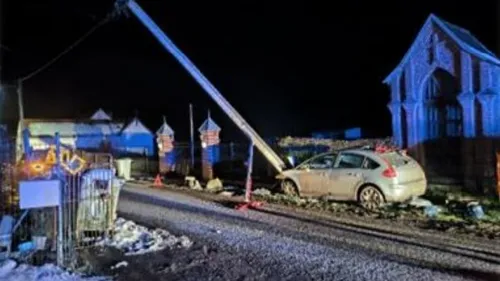 Un automobiliste termine sa course dans un pylône électrique à...