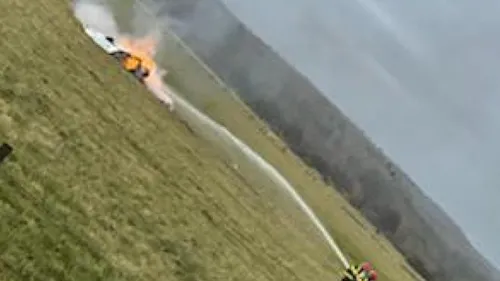 Un avion s'écrase dans un champ