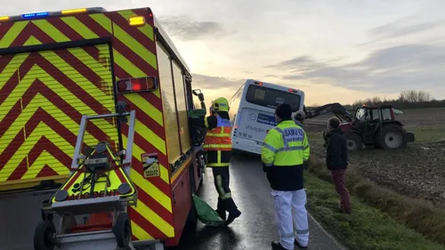 Ecques: Un bus scolaire au fossé, avec 40 enfants
