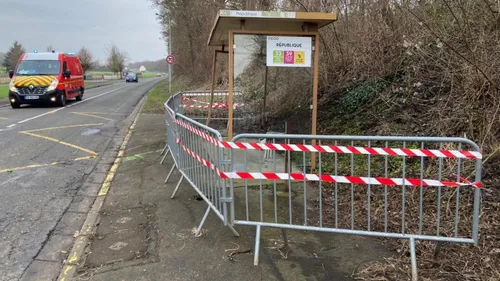 Une voiture percute un abris de bus : plusieurs lycéens...