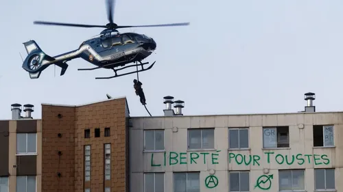Le RAID envoyé à Calais pour évacuer un immeuble squatté
