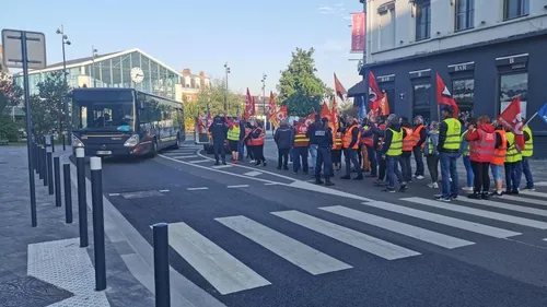 Béthune : Les salariés de Transdev Artésiens manifestent depuis 7h...