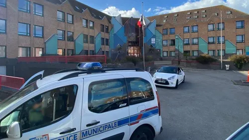 Grande-Synthe: Une jeune femme s'introduit dans un lycée armée d'un...