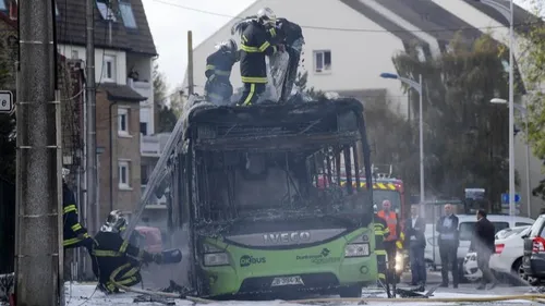 Un bus prend feu avec 14 personnes à bord à Cappelle-la-Grande