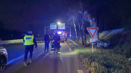 Une voiture percute un arbre et s'embrase : un homme de 32 ans est...