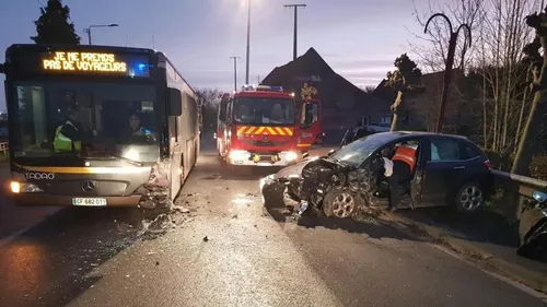 Dourges : un blessé dans une collision entre un bus scolaire et une...