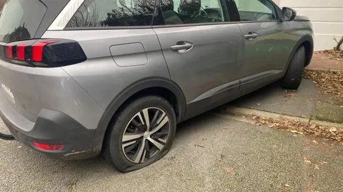 Des militants écologistes dégonflent les pneus de plus de 60 SUV...