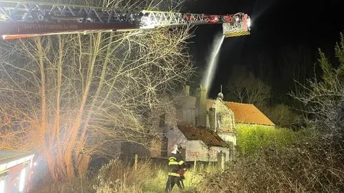 Coudekerque-Village: une ferme abandonnée en feu