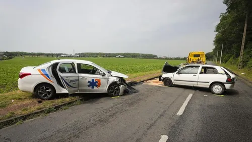 Une femme passagère d'une ambulance tuée dans un accident à...