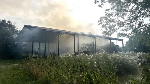 Les Attaques: Un hangar détruit par un incendie