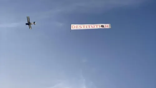 Macron destitution: Une étrange banderole a survolé le littoral, ce...