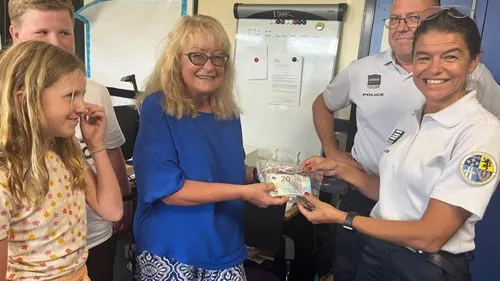 La belle histoire: Une famille Anglaise récupère 2000€ perdus sur...