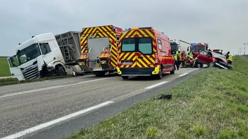 Une voiture percutée par un poids lourd.