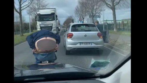 Amiens : elle le klaxonne, il se met en warning et lui montre ses...