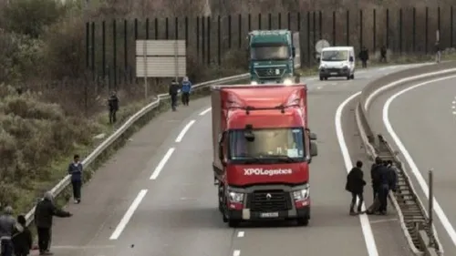 Calais : un jeune migrant perd la vie en chutant d'un camion en...