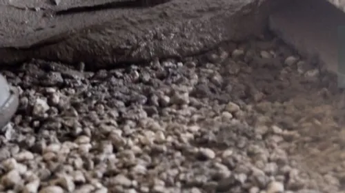 Des élèves évacués après un glissement de sol.  