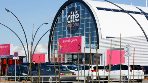 Enfermés à Cité Europe à Coquelles, deux voleurs dérobent une...