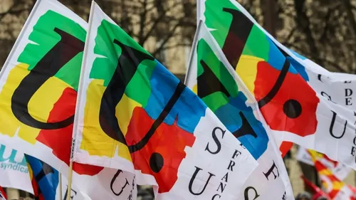 Un rassemblement à Toulouse en hommage à l'assistante d'éducation...