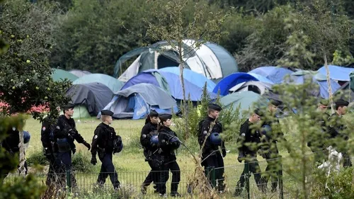 Loon Plage: Le camp de migrants en cours d'évacuation 