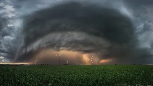 Tornade : des vents maximums estimés entre 220 et 270 km/h dans la...