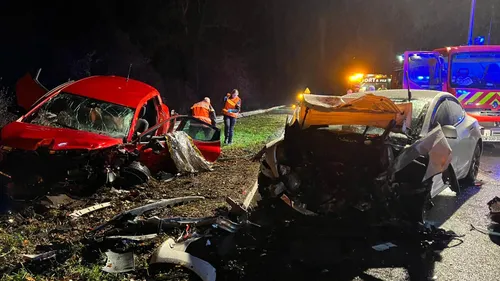 Une femme enceinte incarcérée dans sa voiture après un accident...