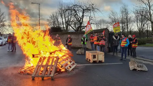 Grève : après un blocage total, les bus commencent à sortir du...