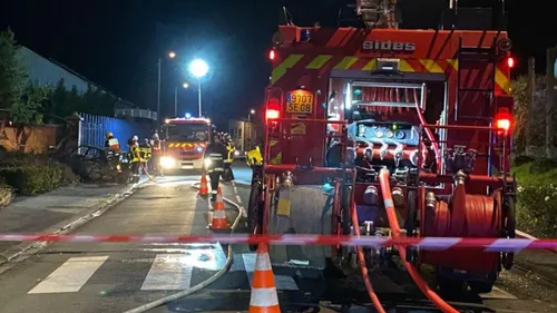 La voiture percute un restaurant et s'embrase