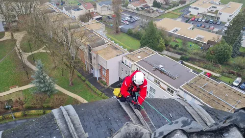 Intervention des pompiers à la basilique Sainte-Clotilde de Reims.
