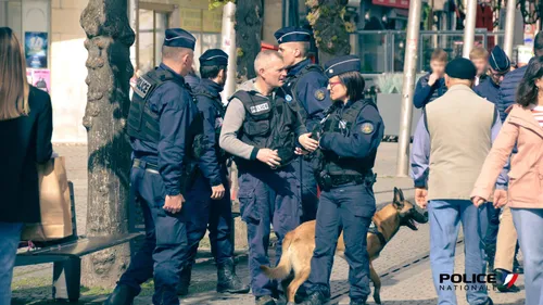 Il caresse le chien stup de la brigade canine alors qu'il a de la...