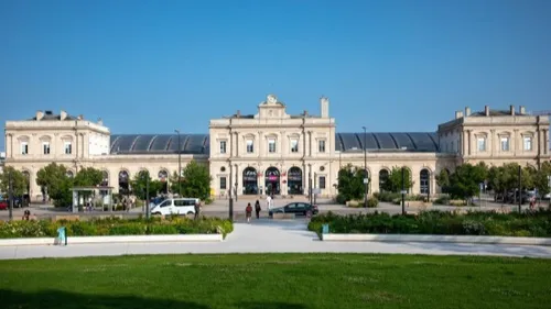 Des travaux en vue sur le parvis de la gare de Reims. 