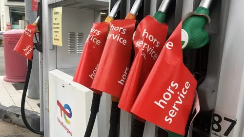 Pénurie d'essence : grève reconduite dans les raffineries