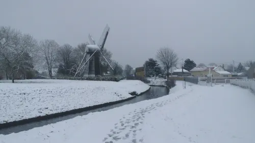Chutes de neige : plusieurs centaines de foyers sont privés de...