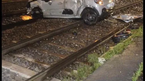 La voiture tombe d’un pont et termine sur les rails