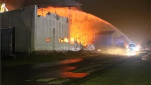 Un entrepôt de 2300m2 ravagé par un incendie à Grenay