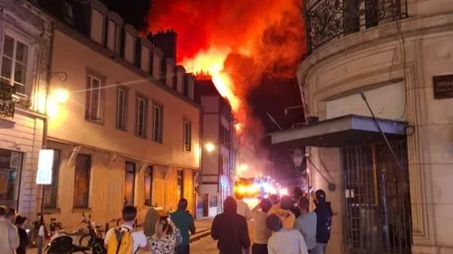 Spectaculaire incendie dans le centre de Troyes