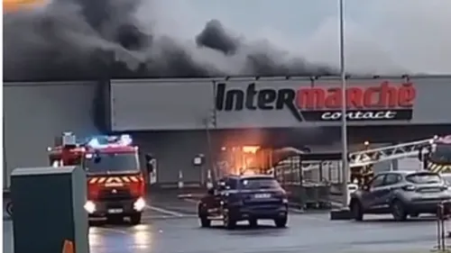 Un magasin Intermarché ravagé par les flammes