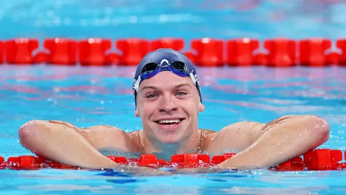 Léon Marchand : distribution de Rubik’s Cube devant la piscine ! 