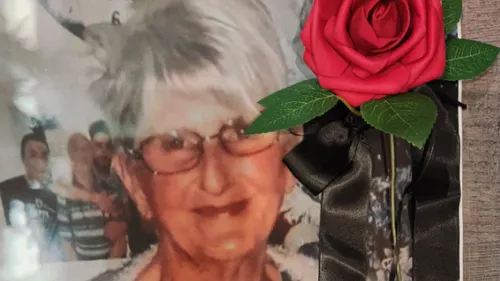 Un homme organise un rassemblement devant le CHU d'Amiens après la...