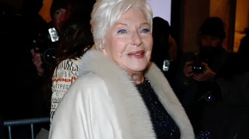 Line Renaud reçoit la Légion d’Honneur pour son engagement contre...