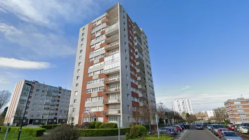 Une femme chute depuis le douzième étage de son immeuble à...