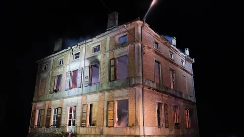 Un manoir ravagé par les flammes 