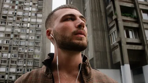 Qui est Nikola, ce jeune artiste qui se chargera de la première...