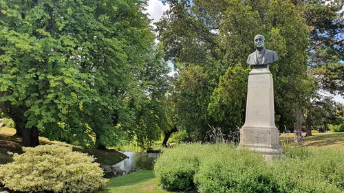 Qui a volé le buste en bronze installé depuis un siècle au parc...