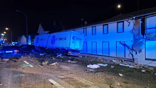 Un poids lourd percute quatre voitures et défonce la façade d'une...