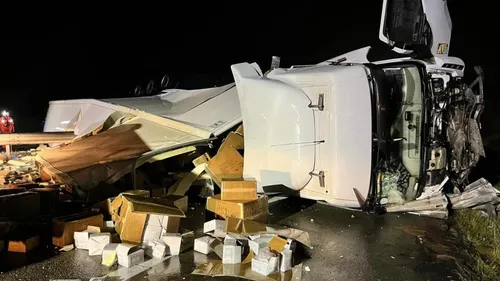 Un poids lourd se couche sur les voies de l'autoroute